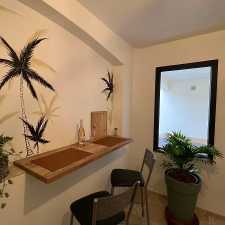 Au Calme Avec Privatif Gratuit Sud Aveyron Les Palmiers Des Causses Oda ve Kahvaltı *
