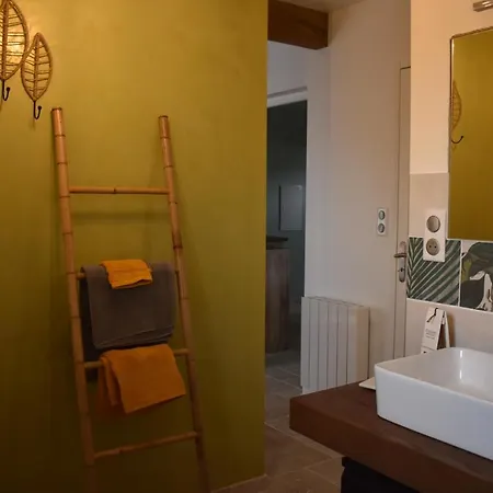Au Calme Avec Privatif Gratuit Sud Aveyron Les Palmiers Des Causses Bed & Breakfast *