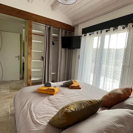 Au Calme Avec Privatif Gratuit Sud Aveyron Les Palmiers Des Causses Bed & Breakfast