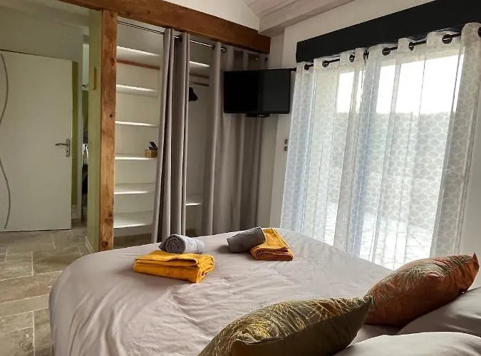 Au Calme Avec Privatif Gratuit Sud Aveyron Les Palmiers Des Causses ベッド・アンド・ブレックファスト